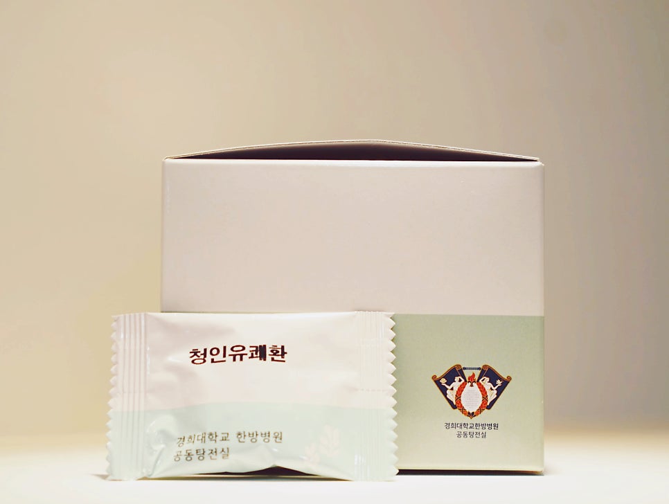 경희대학교 한방병원 공동탕전실의 청인유쾌환 포장지와 흰색 상자