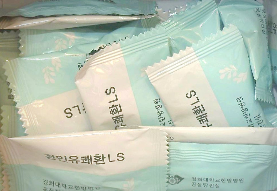 청인유쾌환 LS라고 적힌 연하늘색과 흰색 개별 포장 한약들이 쌓여 있는 모습.