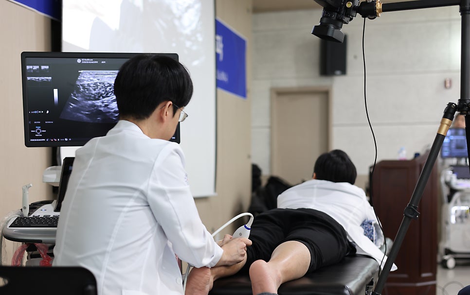 의사가 환자의 발에 초음파 검사를 하고 있습니다.