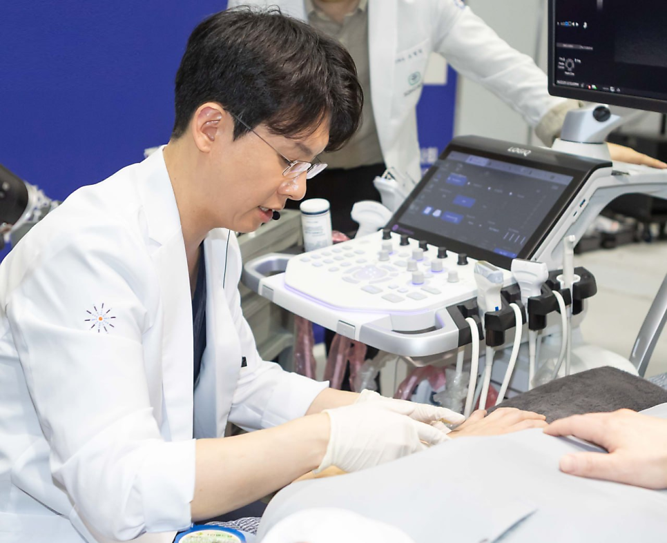 의사가 환자의 복부에 초음파 검사를 하고 있는 모습