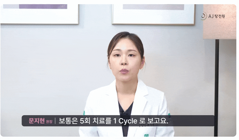 흰색 가운을 입은 여성이 카메라를 보며 설명하고 있다.