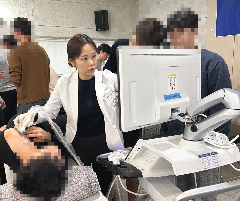 여성 한의사가 환자의 목에 초음파 기기를 대고 모니터를 보며 실습하고 있다 — 초음파 정밀 진단 | 서울 바로한의원 초음파 약침·도침·침도