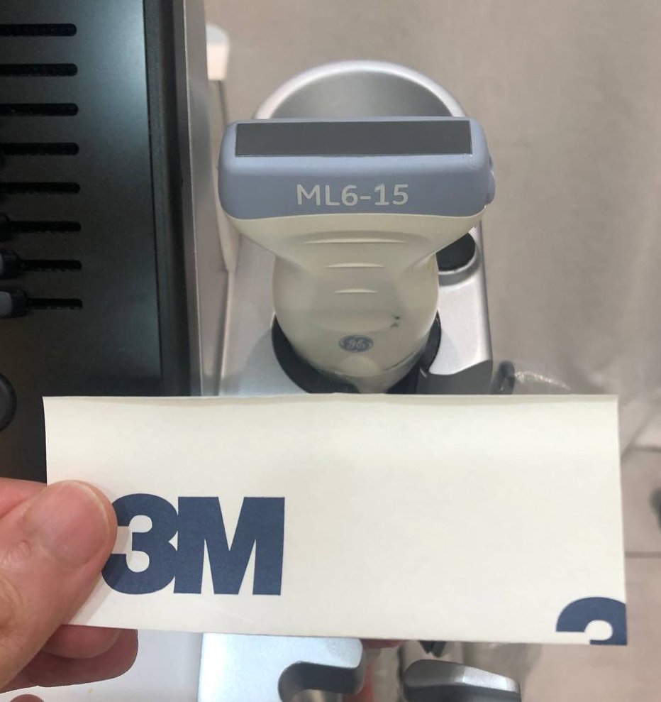 GE ML6-15 초음파 프로브 앞에 3M 로고가 있는 흰색 종이를 들고 있는 손 — 초음파 유도하 약침 시술 | 서울 바로한의원