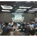 강의실에서 많은 참석자들이 스크린에 보이는 의료 관련 영상을 보며 교육을 듣고 있으며, 스크린 상단에는 '2023 경기도 한의사회' 배너가 보인다.