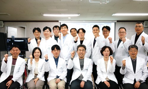 흰색 가운을 입은 사람들이 주먹을 쥐고 포즈를 취하고 있으며, 배경에 초음파 영상이 보이는 화면이 있습니다 — 초음파 정밀 진단 | 서울 바로한의원 초음파 약침·도침·침도