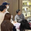여러 명의 한의대생들이 경혈 초음파 실습 교육에 참여하여 실습을 진행하는 모습