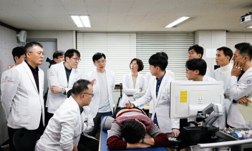 여러 명의 한의사들이 환자를 대상으로 초음파 기기를 사용하여 실습하는 모습 — 초음파 정밀 진단 | 서울 바로한의원 초음파 약침·도침·침도