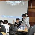 강사가 강의실에서 학생들에게 경혈 초음파 특강을 진행하고 있다.