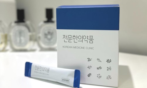 전문한약품이라고 쓰인 흰색 상자와 스틱형 한약 포장
