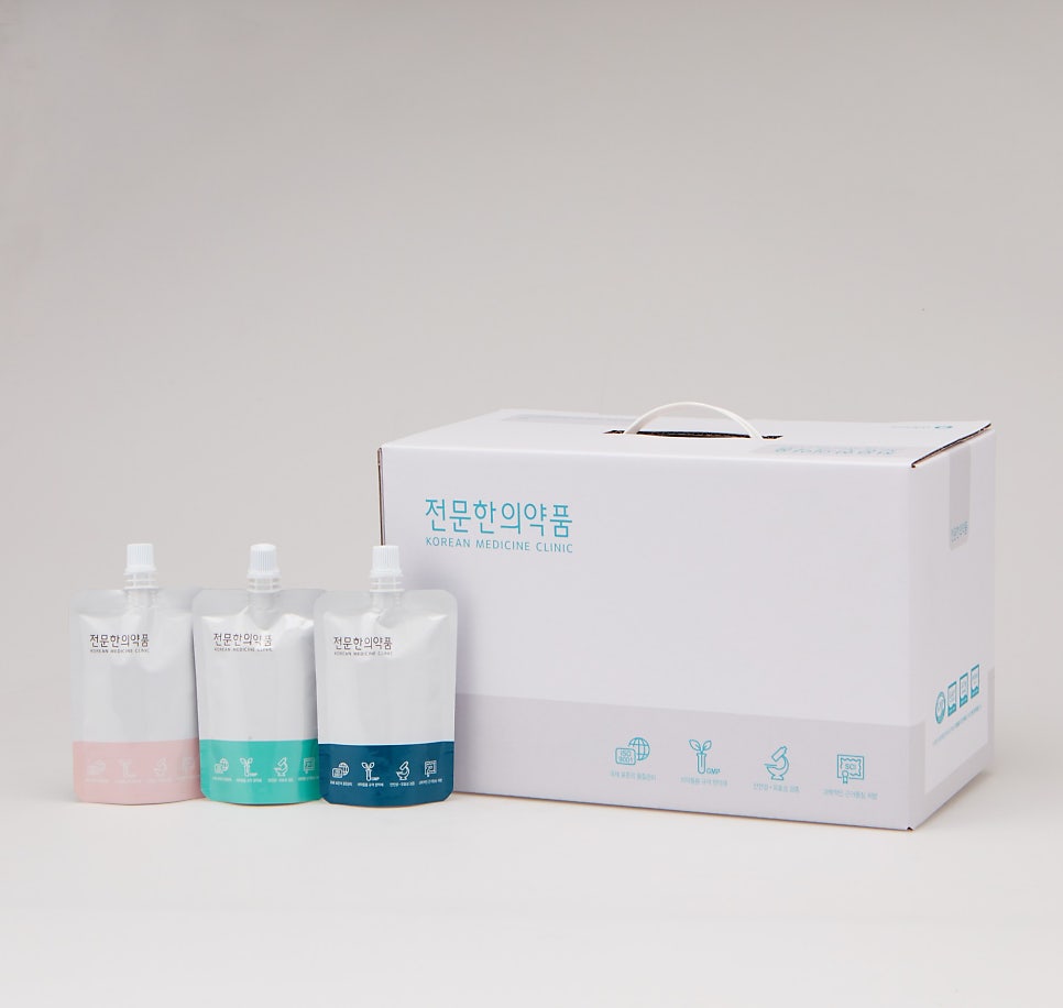 세 개의 파우치형 한약과 흰색 포장 상자가 놓여 있다 — 서울 바로한의원 초음파 약침·도침