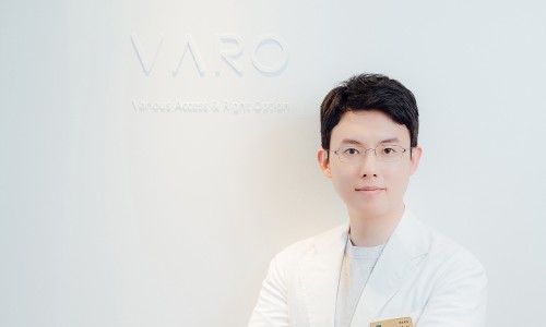 안경을 쓴 남성 한의사가 흰색 가운을 입고 카메라를 바라보고 있는 모습 — 서울 바로한의원 초음파 약침·도침