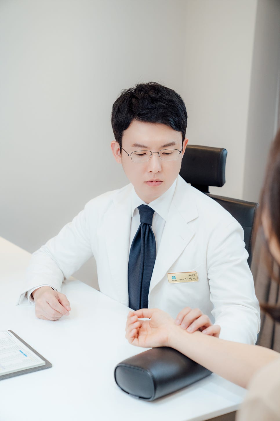 한의사가 환자의 맥을 짚고 있는 모습 — 서울 바로한의원 초음파 약침·도침