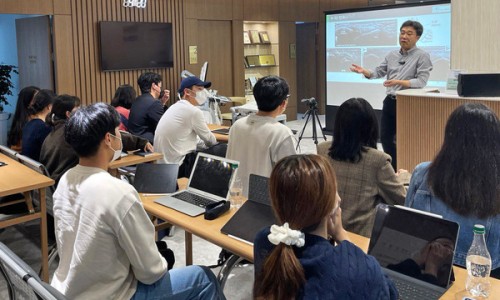 한의대생들이 강의실에 앉아 강사의 경혈 초음파 실습 교육을 듣고 있는 모습.