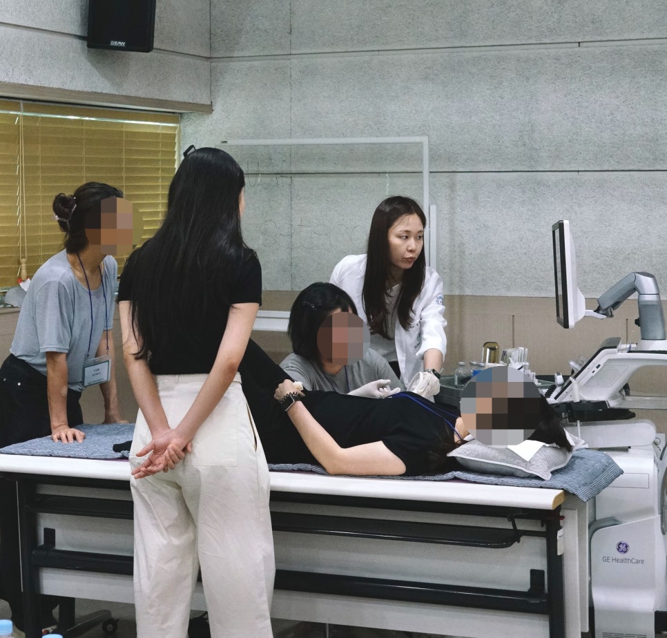 여러 사람이 초음파 기기와 환자를 중심으로 모여 약침 시술을 실습하는 모습