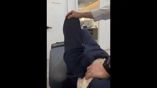 환자가 진료대에 누워 있고, 의료진이 환자의 무릎과 엉덩이 부위를 검사하고 있습니다 — 서울 바로한의원 초음파 약침·도침