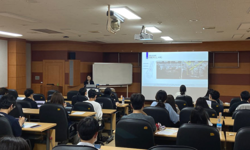 강의실에서 강사가 청중에게 대흉근 및 소흉근 초음파 영상을 보여주며 설명하고 있다.