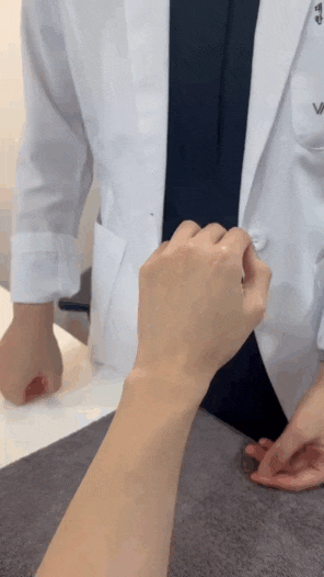 의사가 환자의 손목을 진찰하는 모습