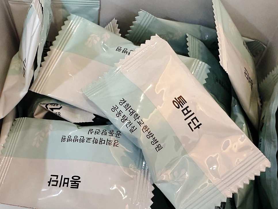 여러 개의 통비단 개별 포장지가 쌓여 있는 모습