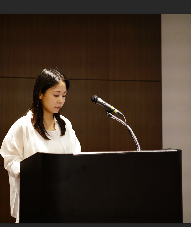 한 여성이 연단에 서서 마이크 앞에서 아래를 보고 있다 — 대한한의영상학회 초음파 약침·도침 강의 | 서울 바로한의원 문지현 원장