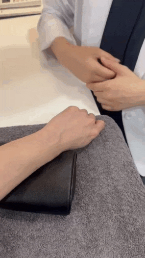 한의사가 환자의 손목을 잡고 진찰하는 모습.